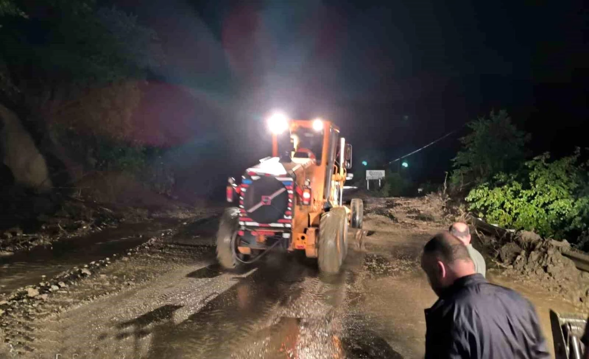Giresun’da sağanak yağış sonrası heyelan: Tirebolu-Gümüşhane Karayolu ulaşıma kapandı